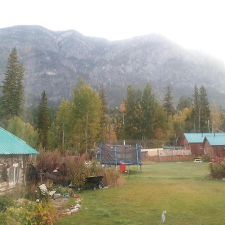 Steamboat Mountain Chalets Spillimacheen Bagian luar foto