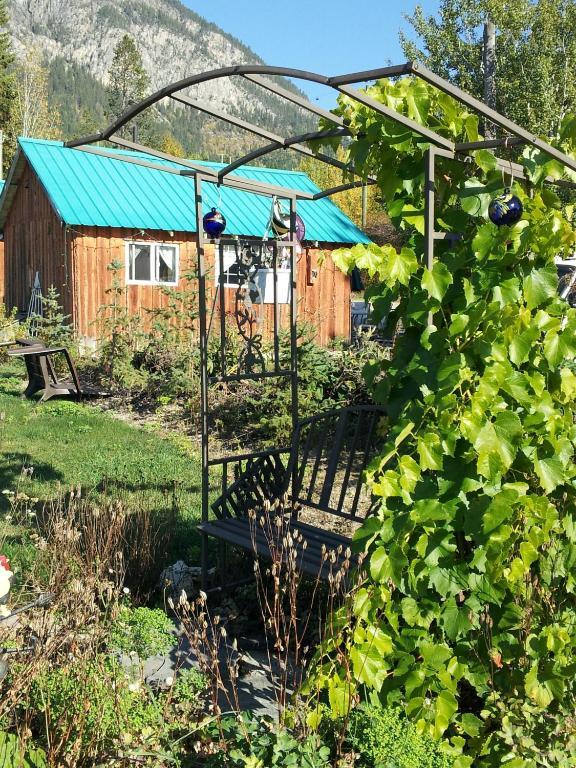 Steamboat Mountain Chalets Spillimacheen Bagian luar foto
