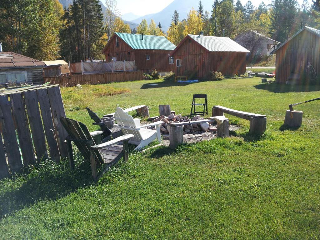 Steamboat Mountain Chalets Spillimacheen Bagian luar foto