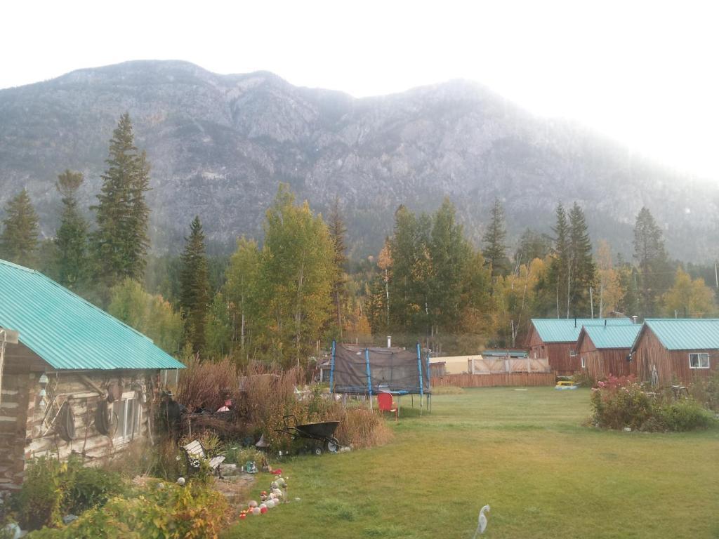 Steamboat Mountain Chalets Spillimacheen Bagian luar foto