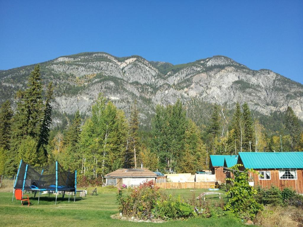 Steamboat Mountain Chalets Spillimacheen Bagian luar foto