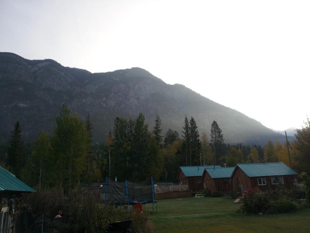 Steamboat Mountain Chalets Spillimacheen Bagian luar foto