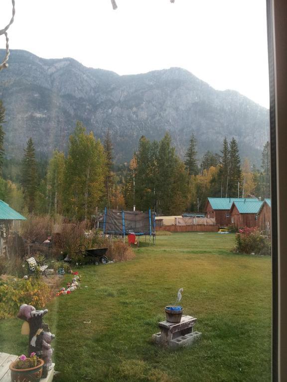 Steamboat Mountain Chalets Spillimacheen Bagian luar foto